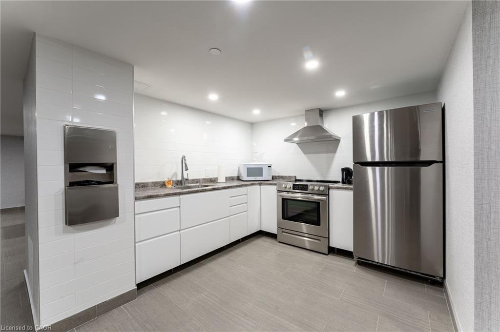 616-700 Dynes Road, Burlington, ON - Indoor Photo Showing Kitchen With Stainless Steel Kitchen