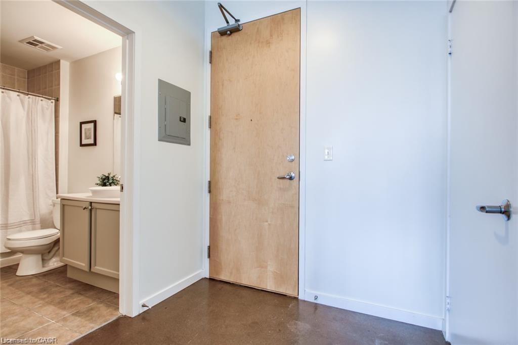 212-404 King Street W, Kitchener, ON - Indoor Photo Showing Bathroom