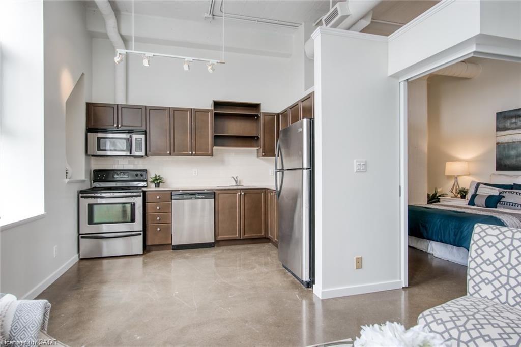 212-404 King Street W, Kitchener, ON - Indoor Photo Showing Kitchen