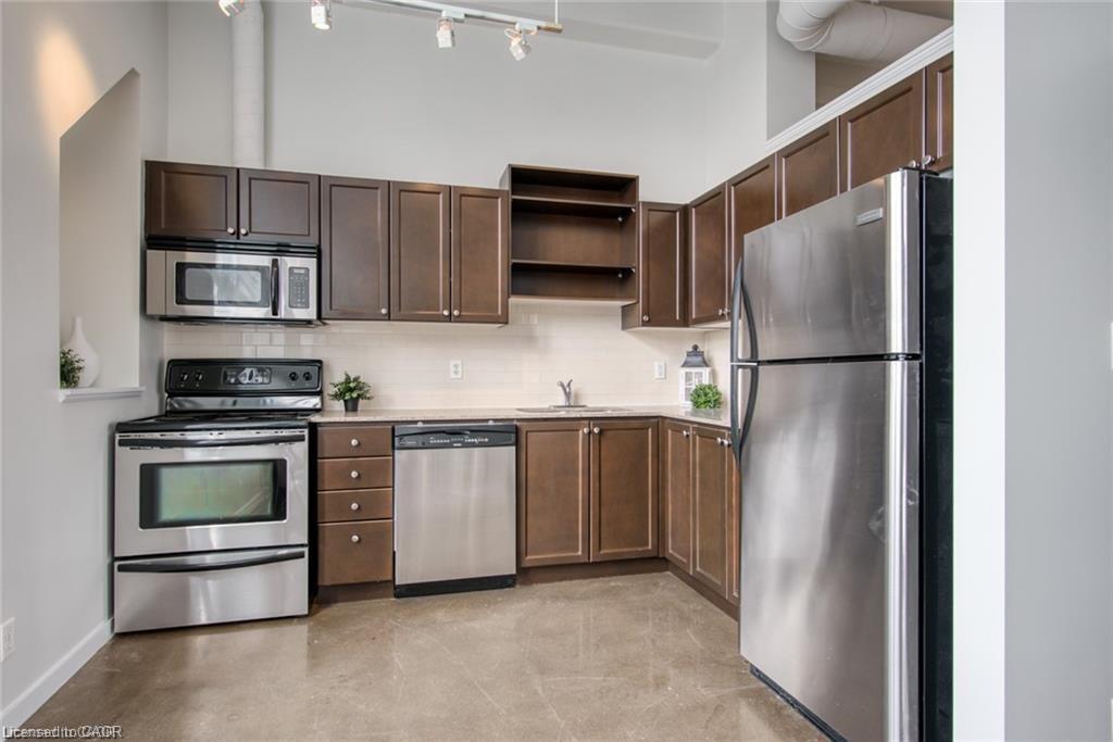 212-404 King Street W, Kitchener, ON - Indoor Photo Showing Kitchen