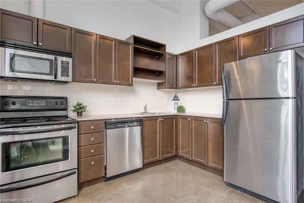 212-404 King Street W, Kitchener, ON - Indoor Photo Showing Kitchen