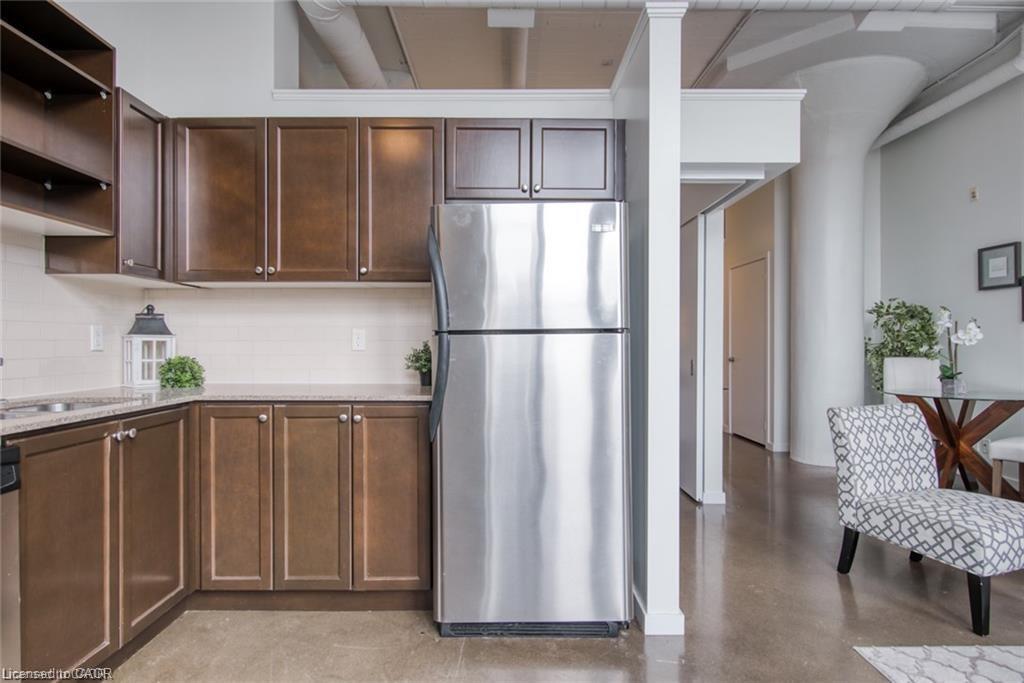 212-404 King Street W, Kitchener, ON - Indoor Photo Showing Kitchen