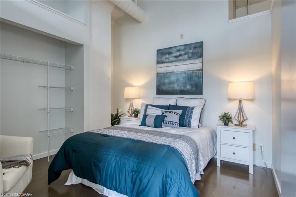 212-404 King Street W, Kitchener, ON - Indoor Photo Showing Bedroom