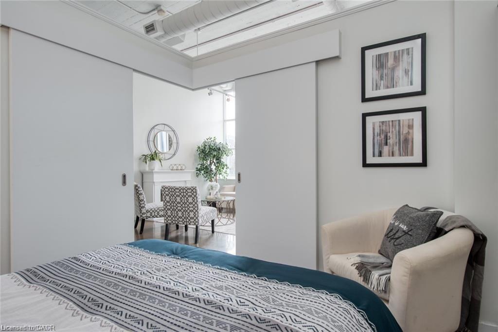 212-404 King Street W, Kitchener, ON - Indoor Photo Showing Bedroom