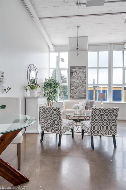212-404 King Street W, Kitchener, ON - Indoor Photo Showing Living Room