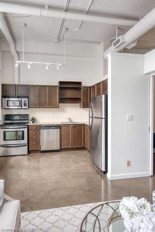 212-404 King Street W, Kitchener, ON - Indoor Photo Showing Kitchen