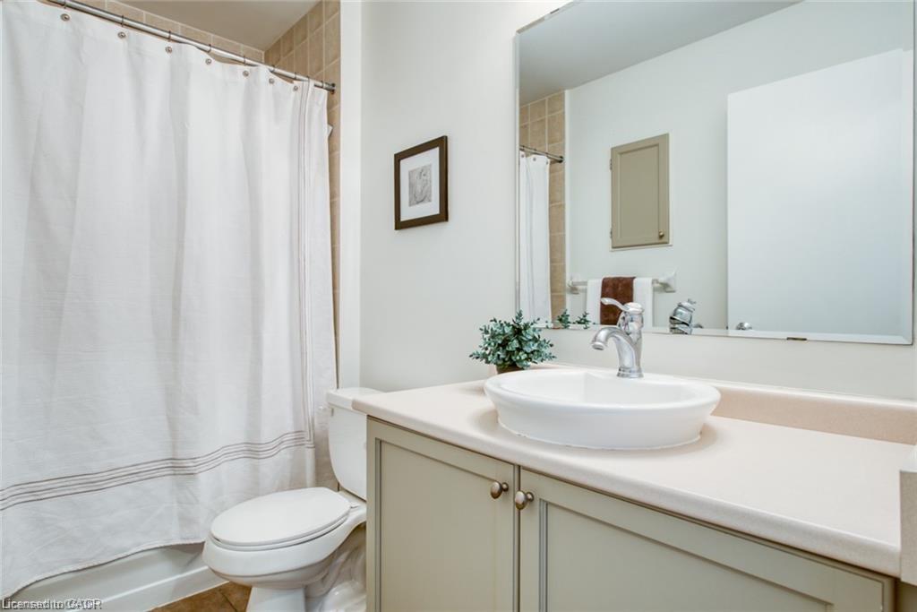 212-404 King Street W, Kitchener, ON - Indoor Photo Showing Bathroom
