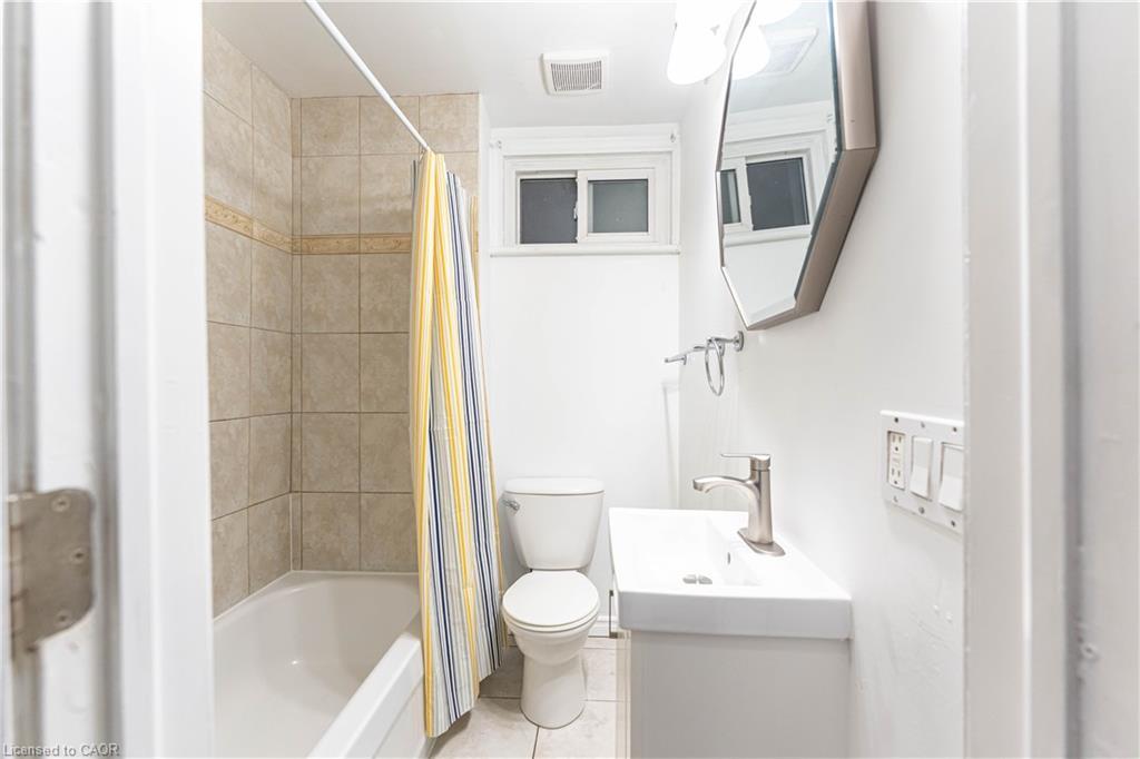 87 Gage Avenue S, Hamilton, ON - Indoor Photo Showing Bathroom