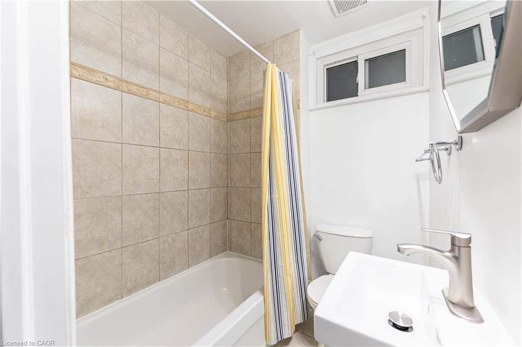 87 Gage Avenue S, Hamilton, ON - Indoor Photo Showing Bathroom
