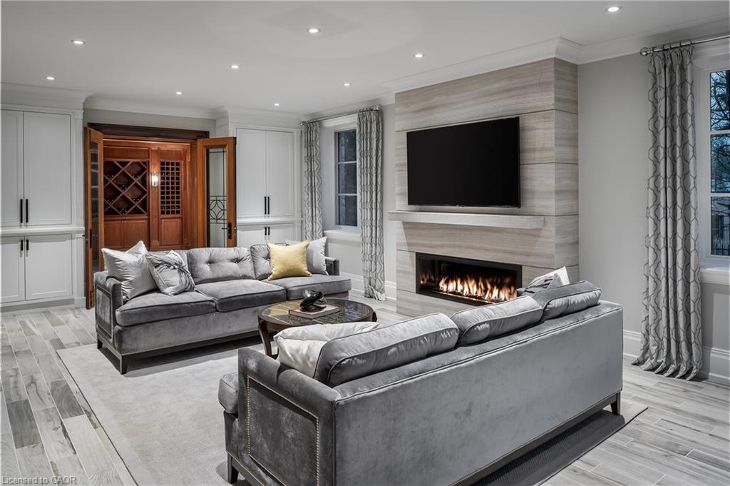 121 Rebecca Court, Maple, ON - Indoor Photo Showing Living Room With Fireplace
