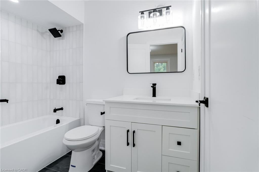 4-5475 Lakeshore Road, Burlington, ON - Indoor Photo Showing Bathroom