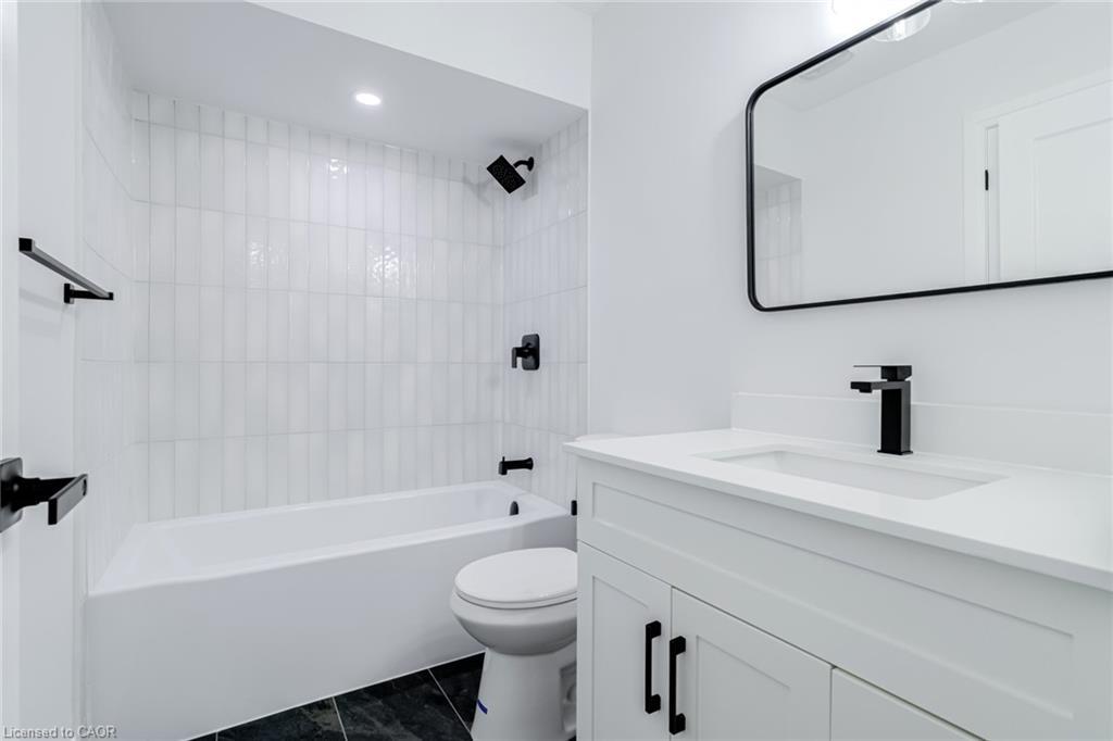 4-5475 Lakeshore Road, Burlington, ON - Indoor Photo Showing Bathroom