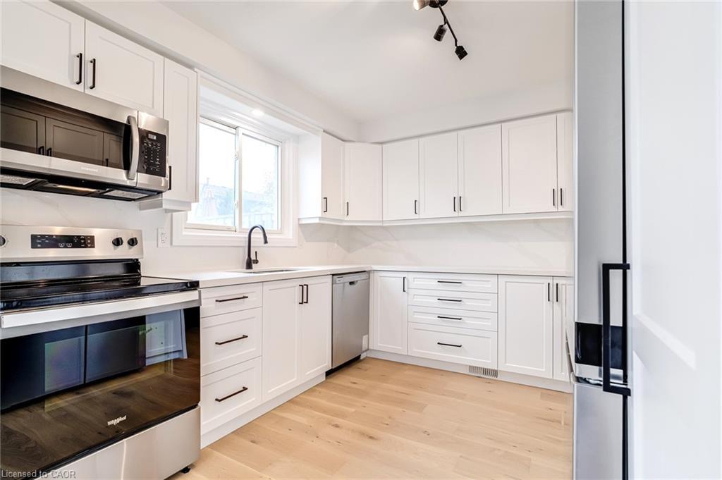 4-5475 Lakeshore Road, Burlington, ON - Indoor Photo Showing Kitchen With Upgraded Kitchen