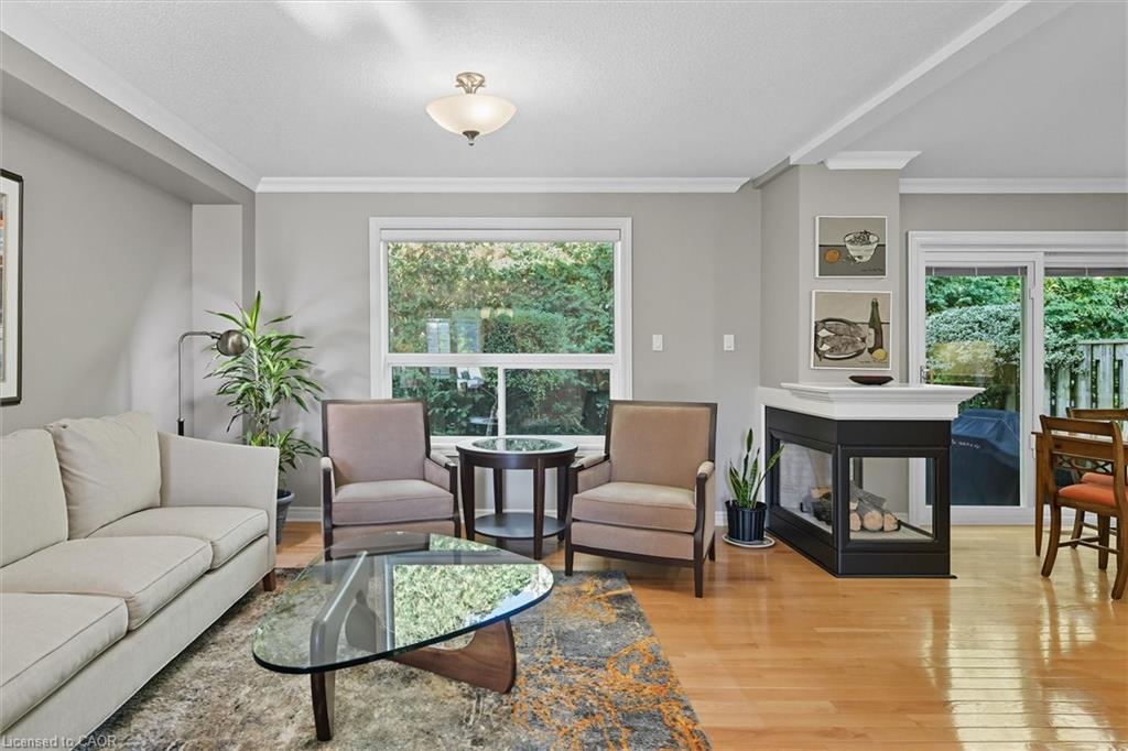 41-3045 New Street, Burlington, ON - Indoor Photo Showing Living Room