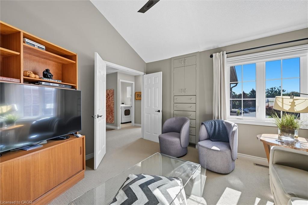 41-3045 New Street, Burlington, ON - Indoor Photo Showing Living Room