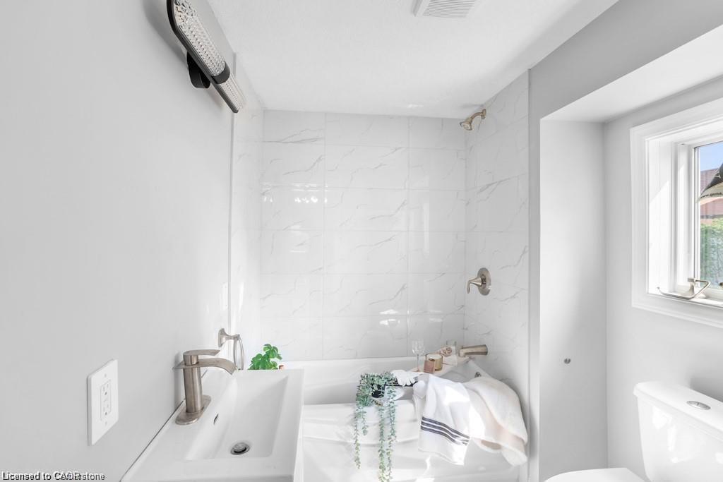 89 Talbot Street S, Simcoe, ON - Indoor Photo Showing Bathroom