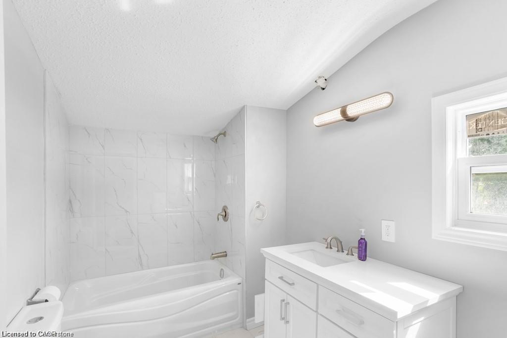 89 Talbot Street S, Simcoe, ON - Indoor Photo Showing Bathroom