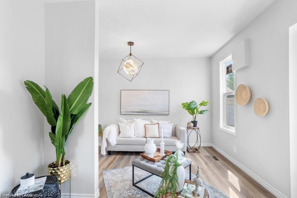 89 Talbot Street S, Simcoe, ON - Indoor Photo Showing Living Room