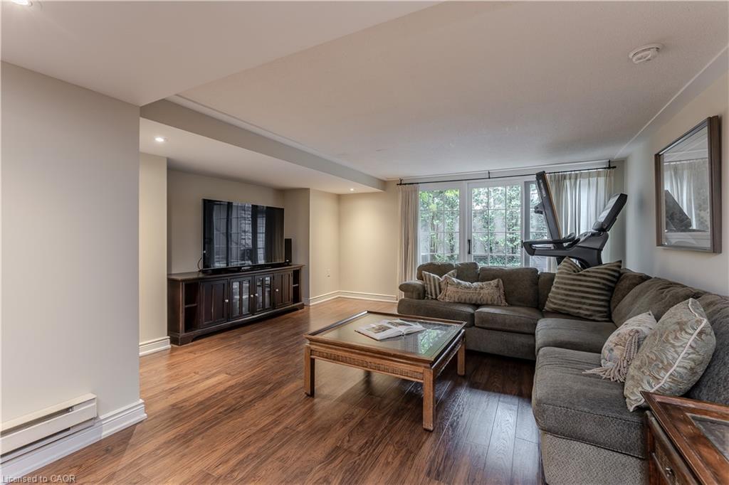 149 North Shore Boulevard E, Burlington, ON - Indoor Photo Showing Living Room