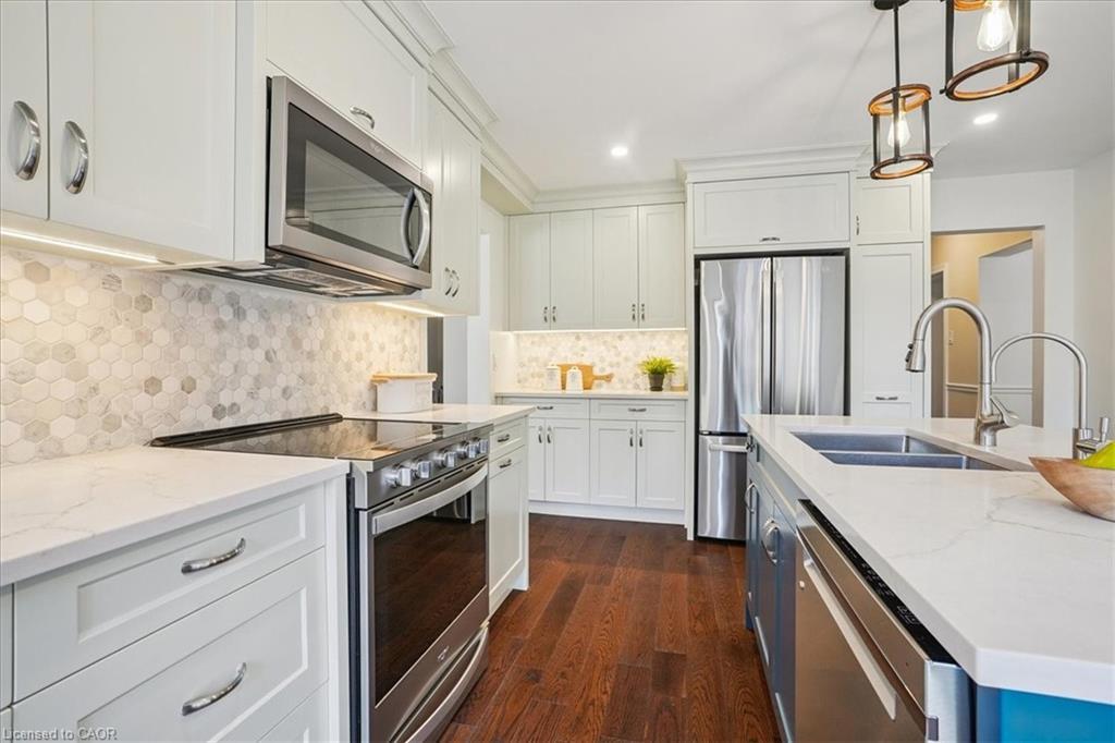 41 Steen Drive, Mississauga, ON - Indoor Photo Showing Kitchen With Double Sink With Upgraded Kitchen