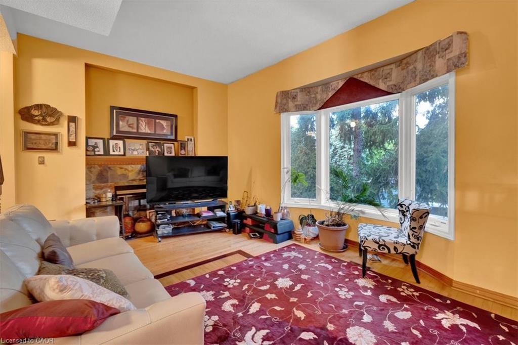 1-1983 Main Street W, Hamilton, ON - Indoor Photo Showing Living Room