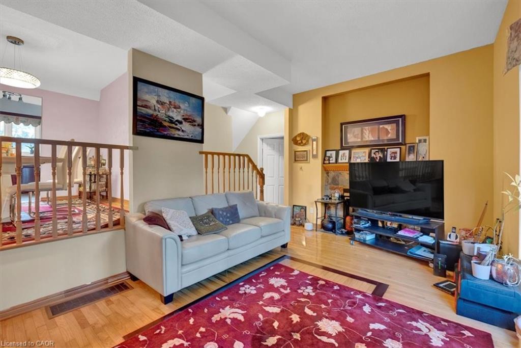 1-1983 Main Street W, Hamilton, ON - Indoor Photo Showing Living Room