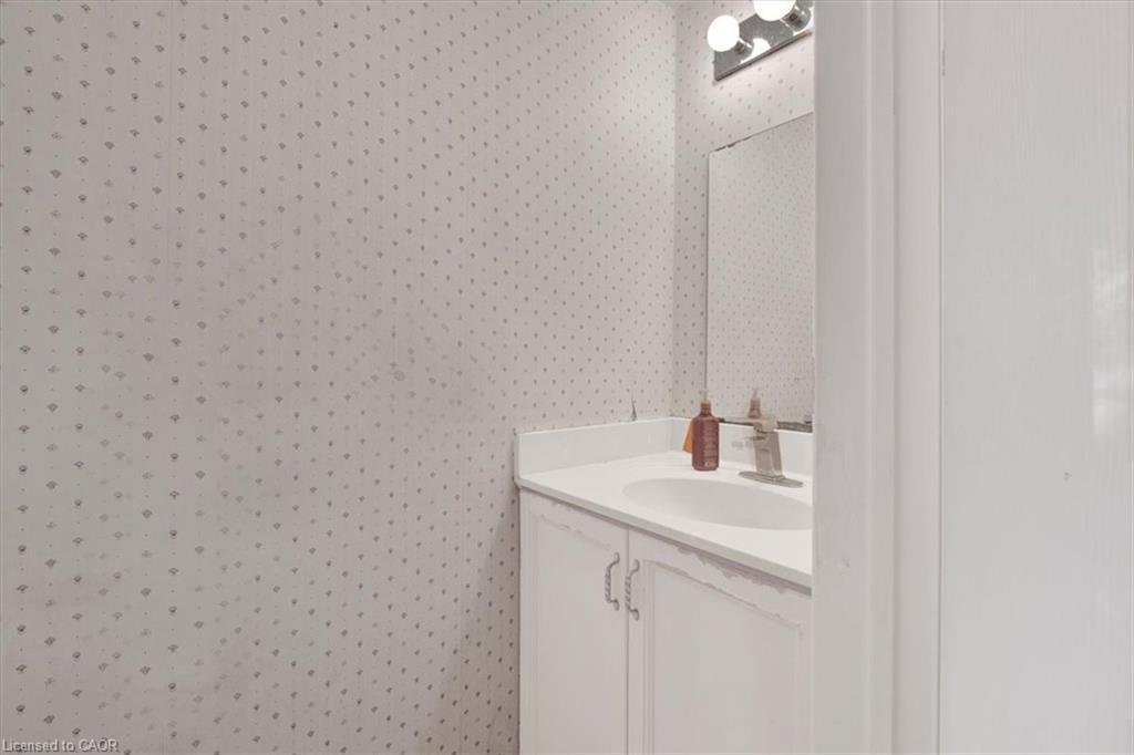 1-1983 Main Street W, Hamilton, ON - Indoor Photo Showing Bathroom