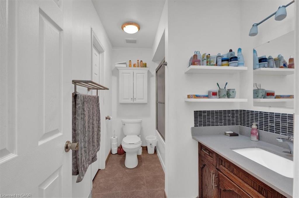 1-1983 Main Street W, Hamilton, ON - Indoor Photo Showing Bathroom