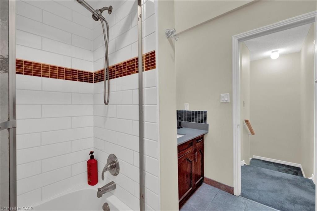 1-1983 Main Street W, Hamilton, ON - Indoor Photo Showing Bathroom