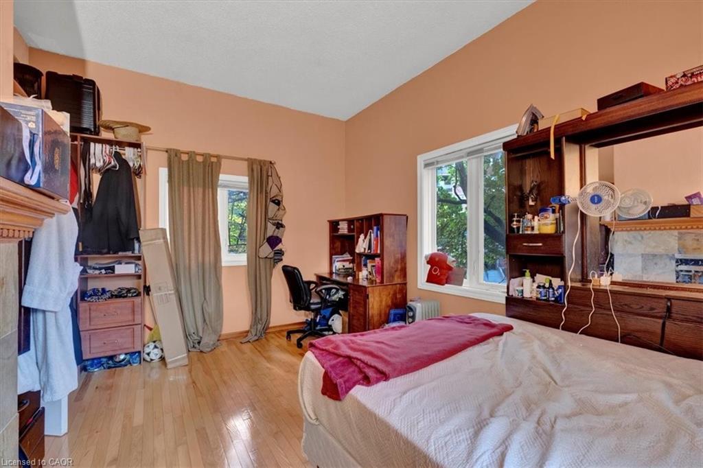 1-1983 Main Street W, Hamilton, ON - Indoor Photo Showing Bedroom