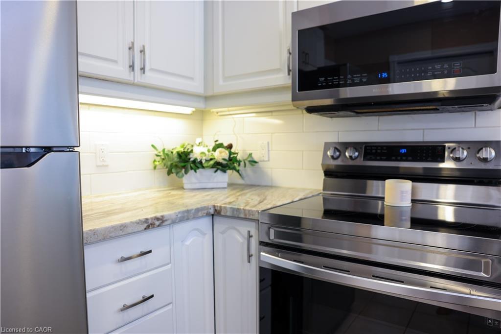119 Hume Drive, Cambridge, ON - Indoor Photo Showing Kitchen With Upgraded Kitchen