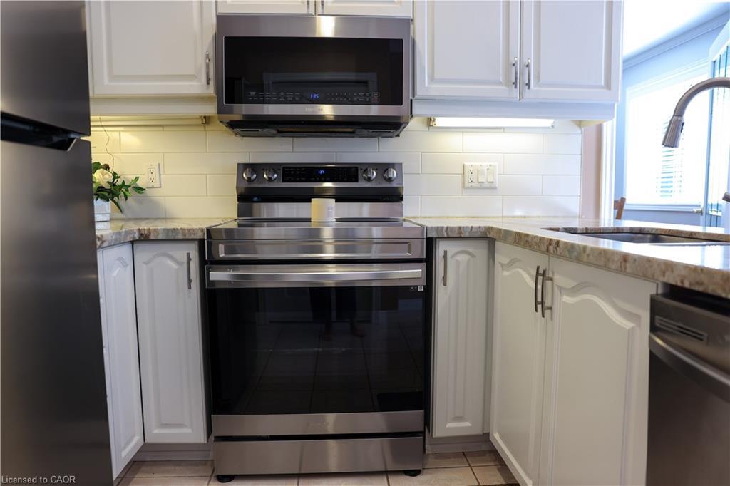 119 Hume Drive, Cambridge, ON - Indoor Photo Showing Kitchen With Upgraded Kitchen