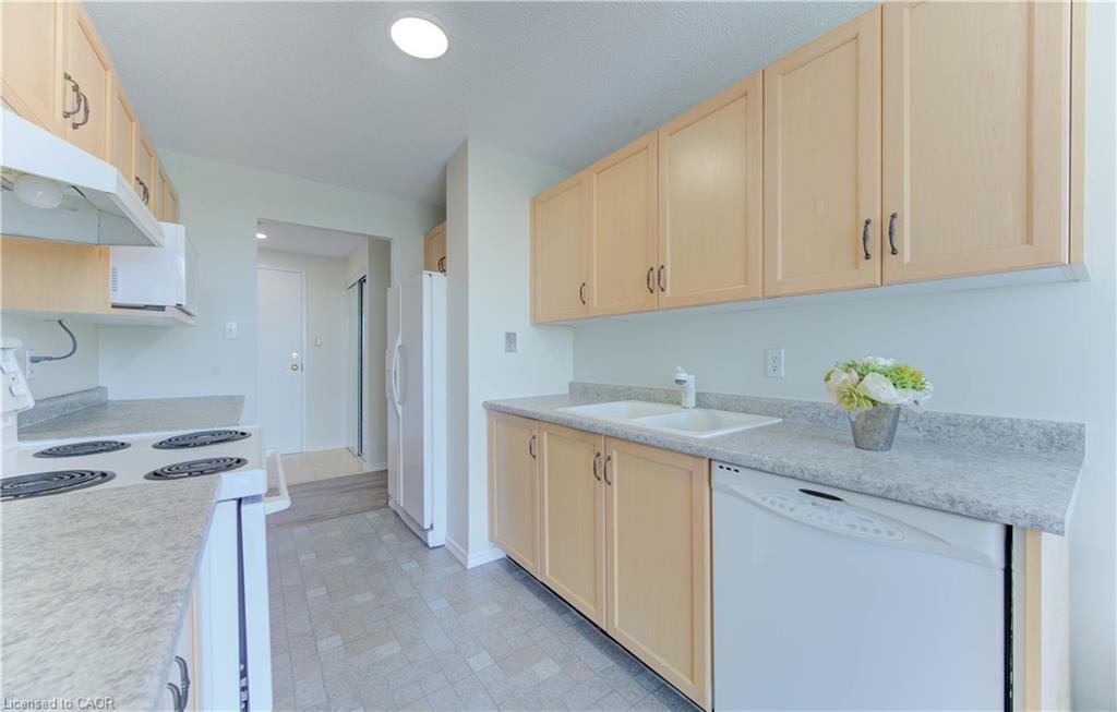 512-55 Blue Springs Drive, Waterloo, ON - Indoor Photo Showing Kitchen
