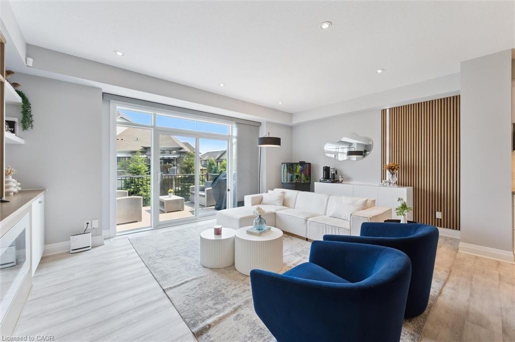 16-271 Grey Silo Road, Waterloo, ON - Indoor Photo Showing Living Room