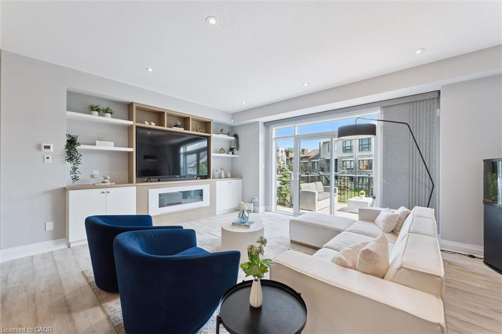 16-271 Grey Silo Road, Waterloo, ON - Indoor Photo Showing Living Room