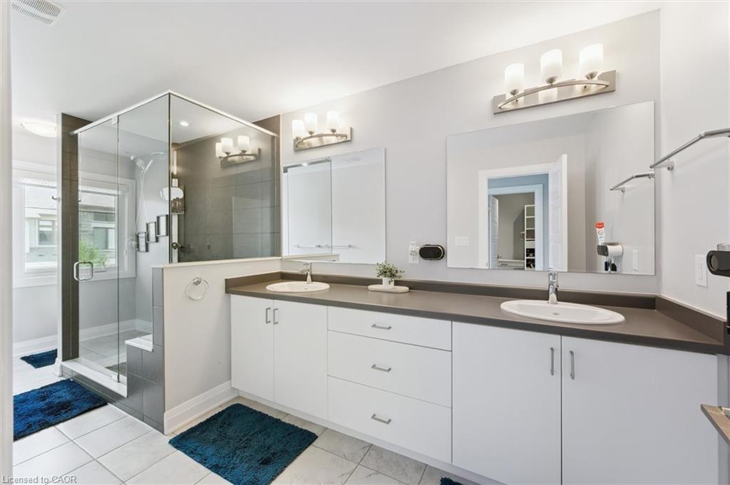 16-271 Grey Silo Road, Waterloo, ON - Indoor Photo Showing Bathroom