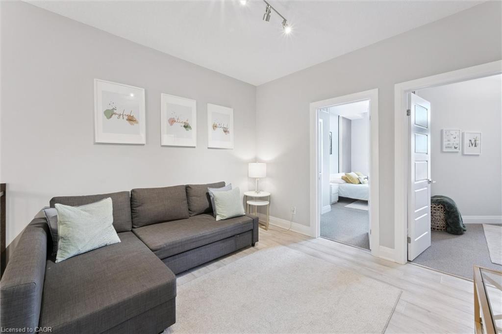 16-271 Grey Silo Road, Waterloo, ON - Indoor Photo Showing Living Room