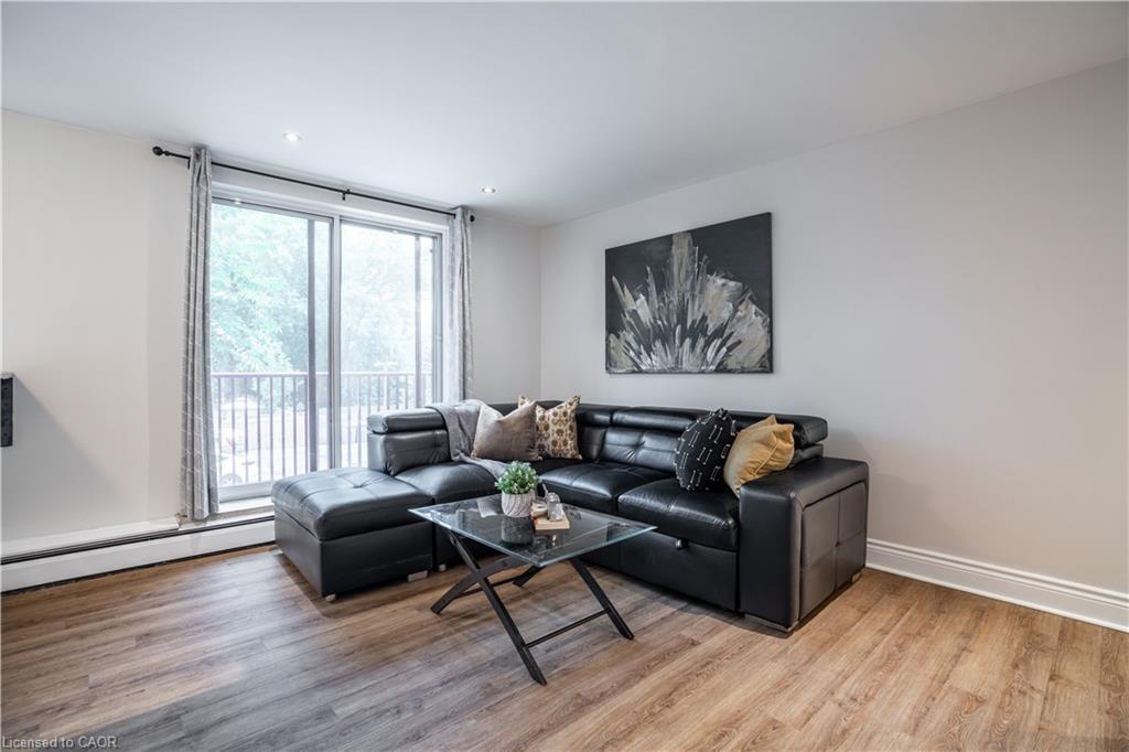 204-141 Catharine Street, Hamilton, ON - Indoor Photo Showing Living Room
