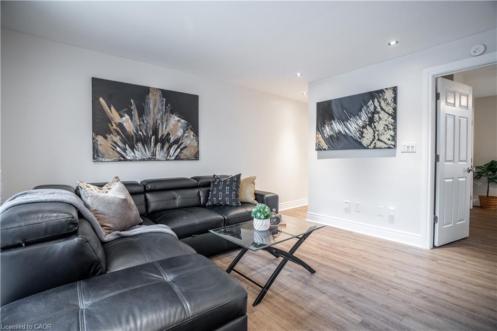 204-141 Catharine Street, Hamilton, ON - Indoor Photo Showing Living Room