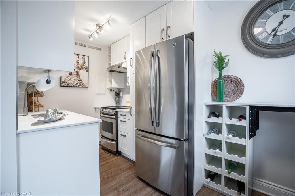 204-141 Catharine Street, Hamilton, ON - Indoor Photo Showing Kitchen