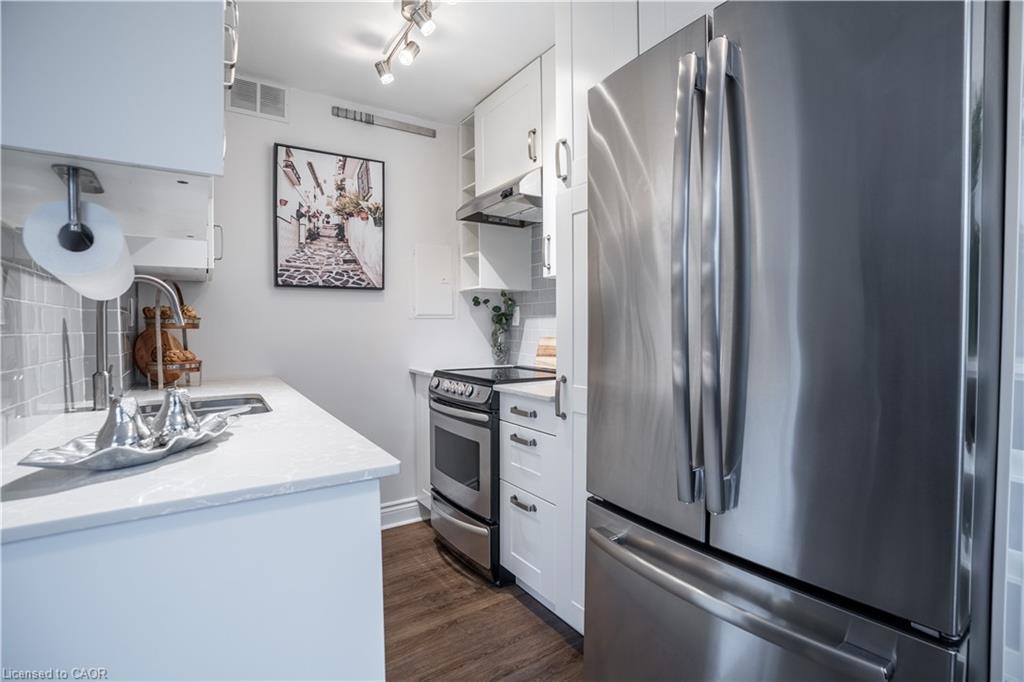 204-141 Catharine Street, Hamilton, ON - Indoor Photo Showing Kitchen