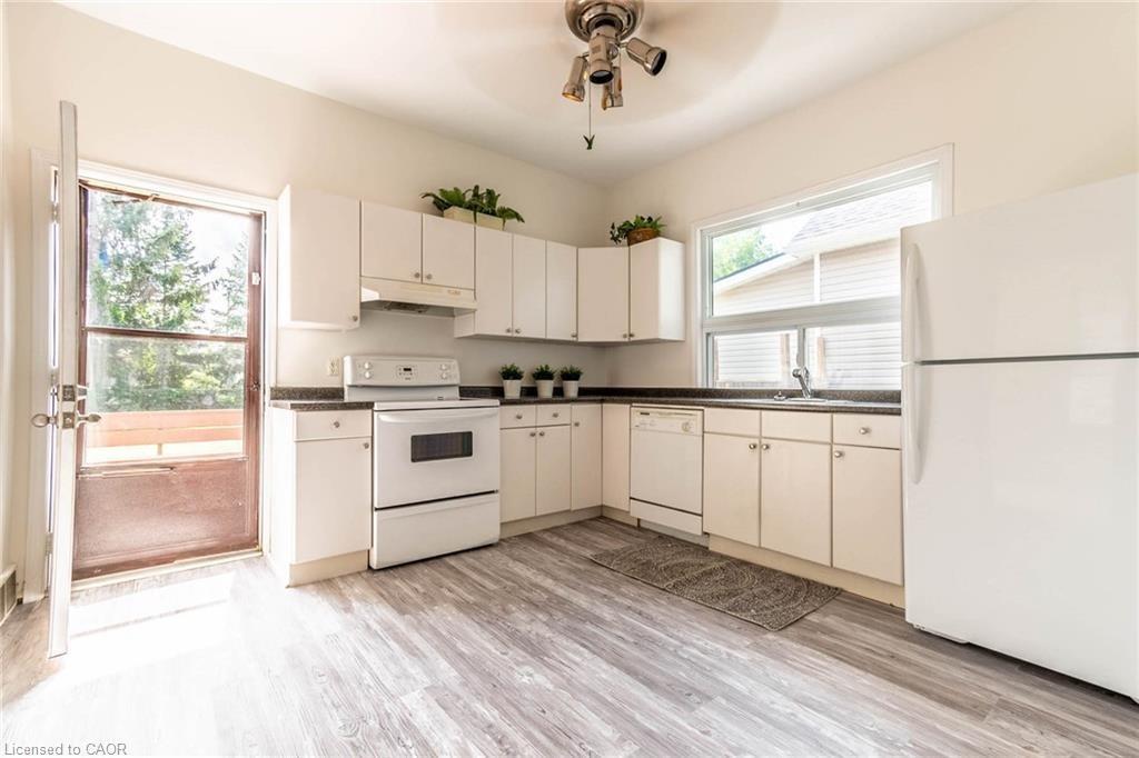 5768 Summer Street, Niagara Falls, ON - Indoor Photo Showing Kitchen