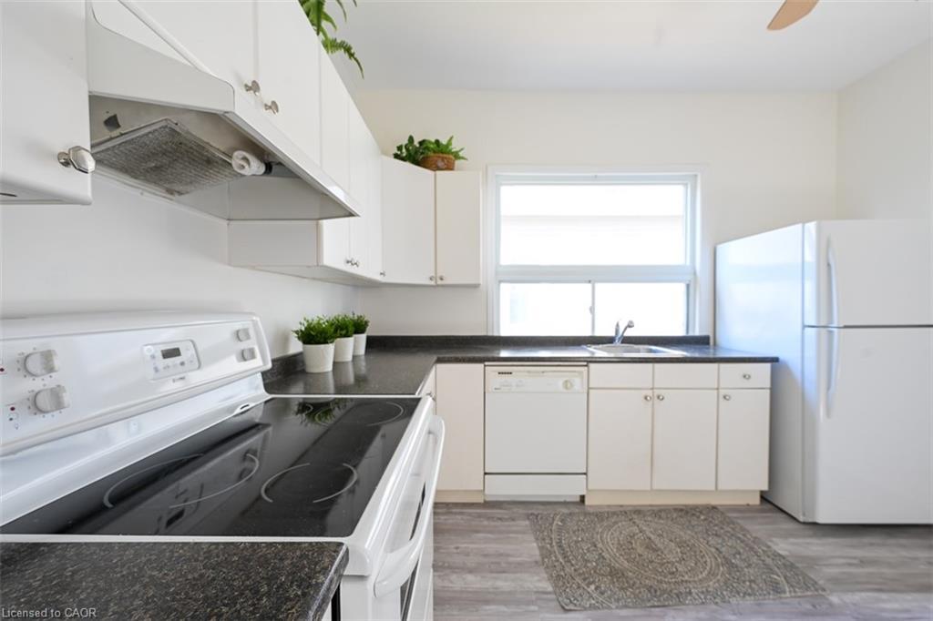 5768 Summer Street, Niagara Falls, ON - Indoor Photo Showing Kitchen