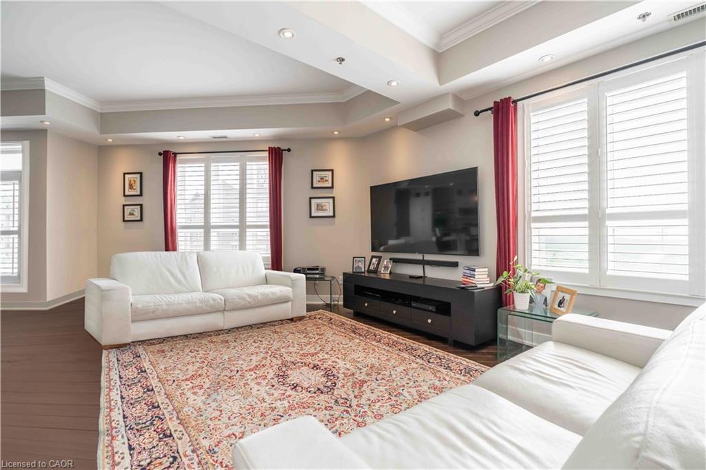 422-5317 Upper Middle Road, Burlington, ON - Indoor Photo Showing Living Room