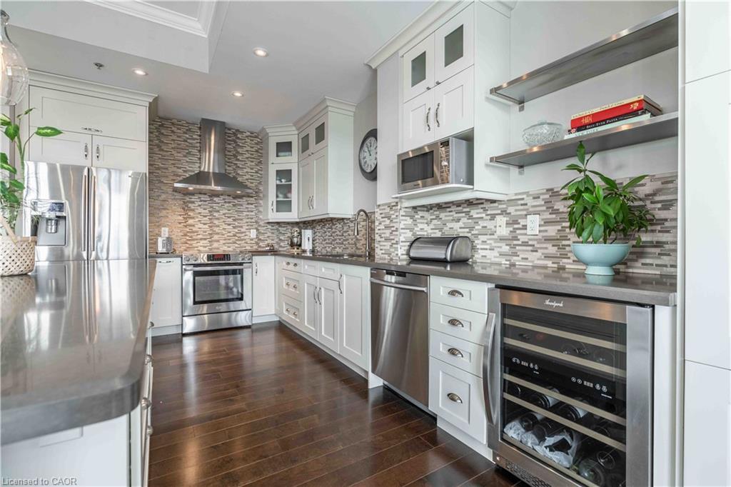 422-5317 Upper Middle Road, Burlington, ON - Indoor Photo Showing Kitchen With Stainless Steel Kitchen With Upgraded Kitchen