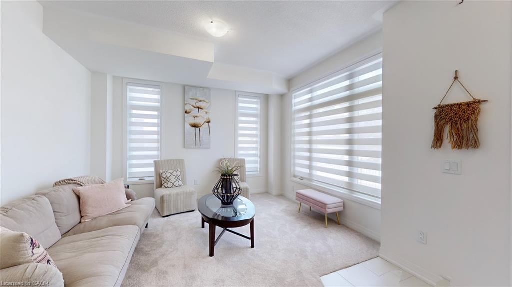 469 Provident Way, Mount Hope, ON - Indoor Photo Showing Living Room