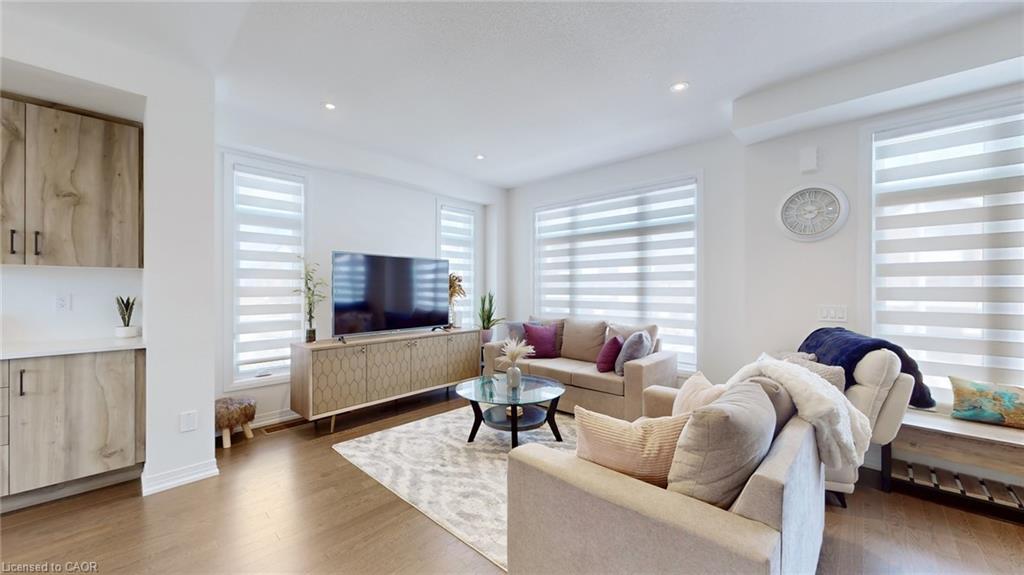 469 Provident Way, Mount Hope, ON - Indoor Photo Showing Living Room