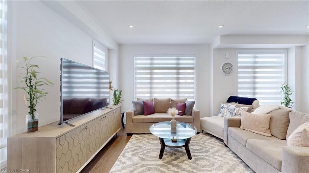 469 Provident Way, Mount Hope, ON - Indoor Photo Showing Living Room
