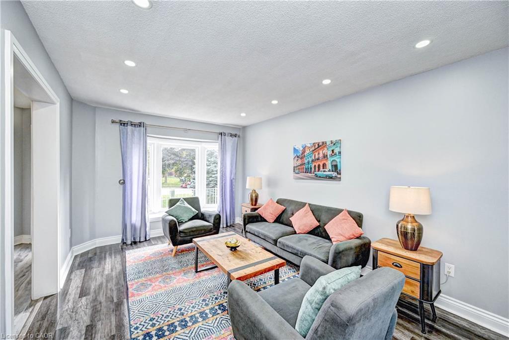 549 Burnett Avenue, Cambridge, ON - Indoor Photo Showing Living Room