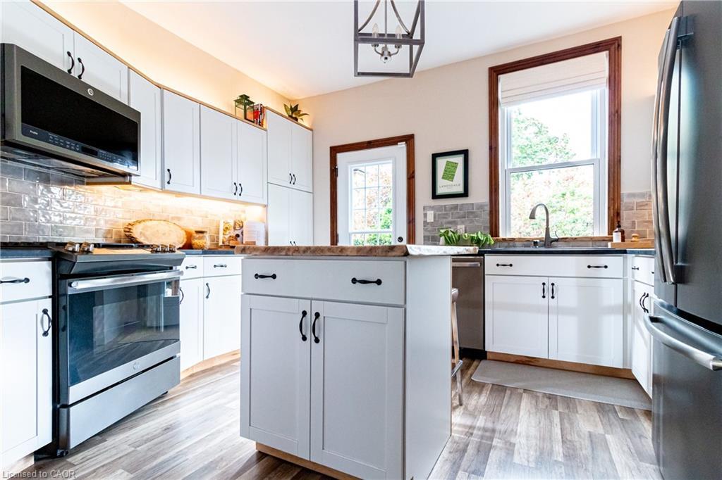 27 Steven Street, Hamilton, ON - Indoor Photo Showing Kitchen With Upgraded Kitchen